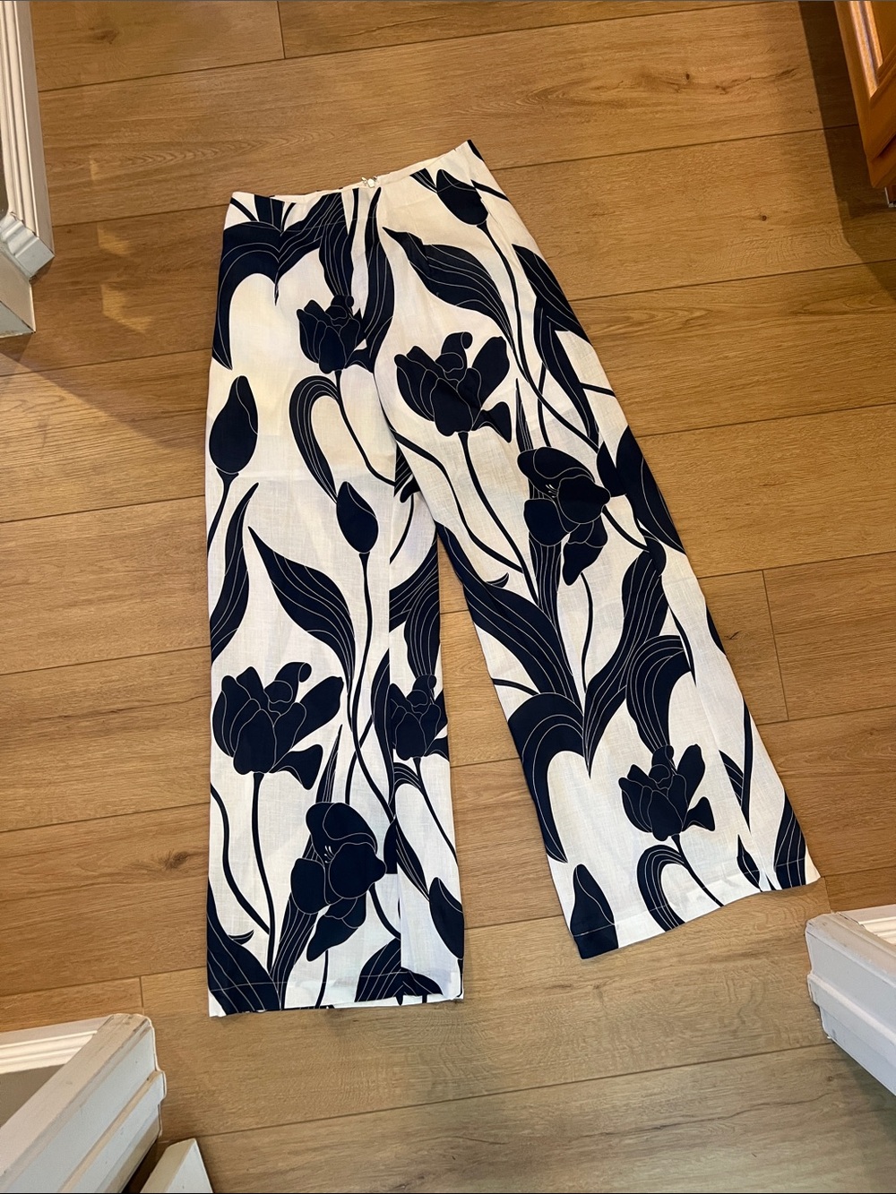 Commense Wide-Leg Floral Print Pants - Navy & White
